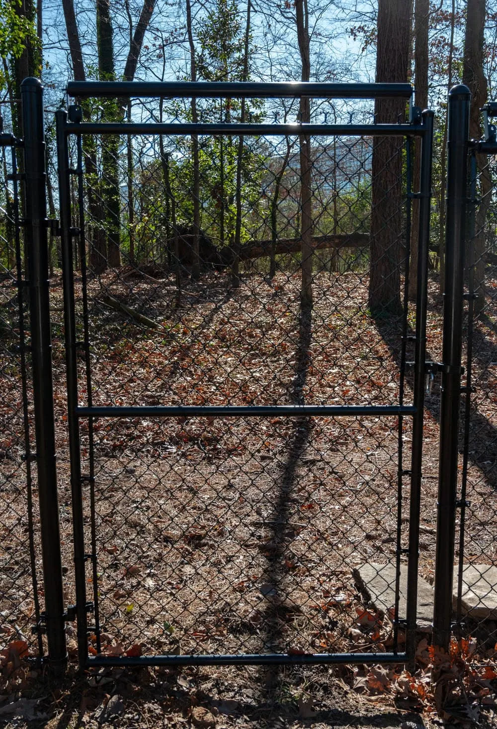 Black Chain Link Gate Coyote Rollers