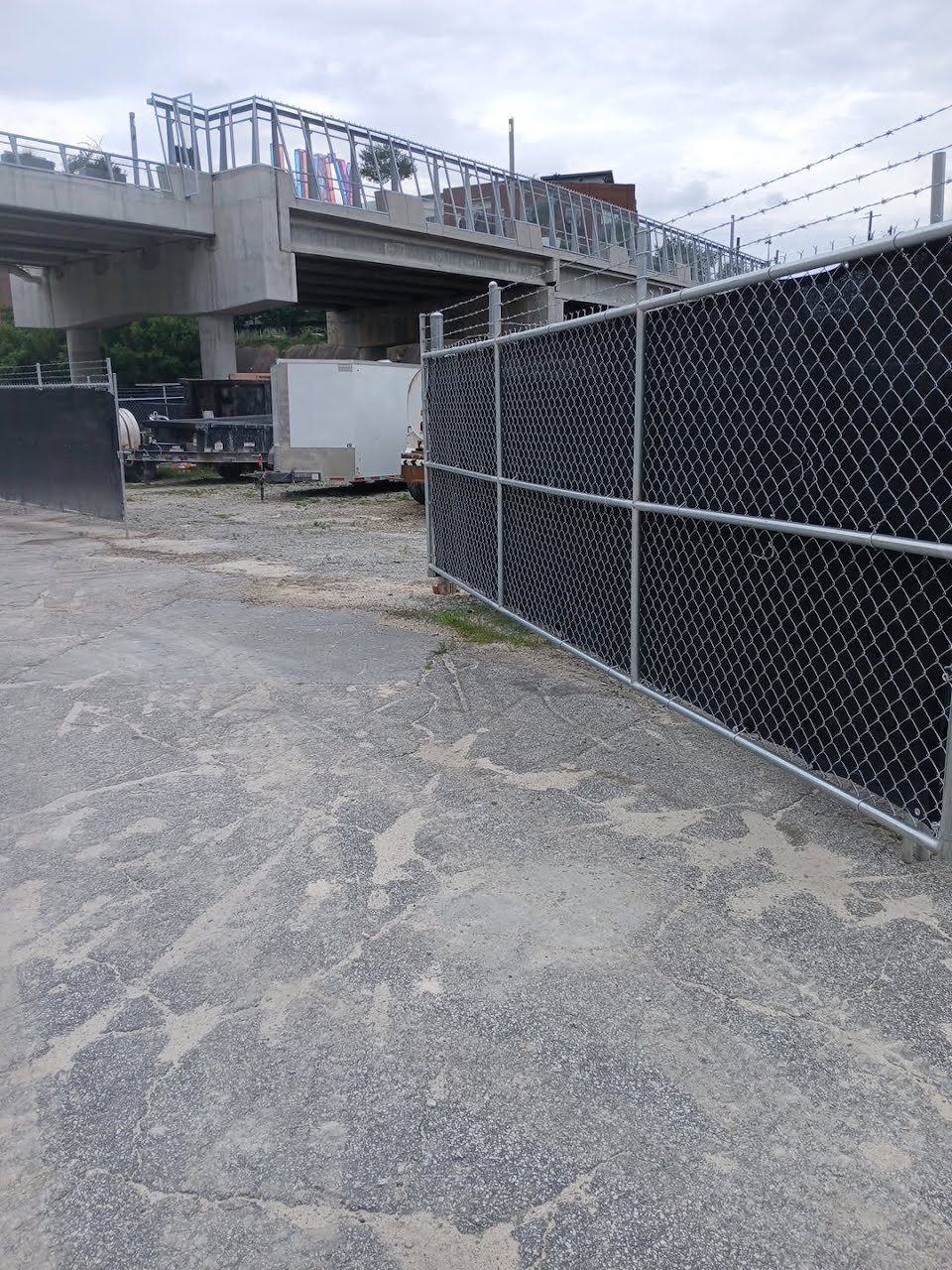 6 ft galvanized chain link gate with barbed wire and windscreen