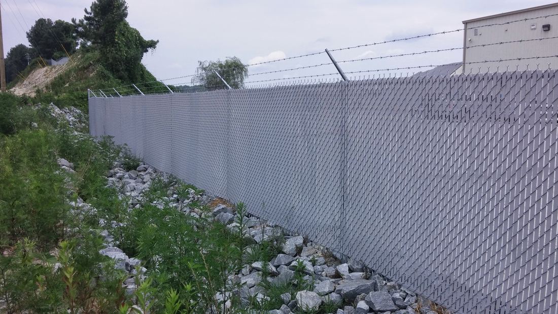 Commercial galvanizedanized chain link with barb wire and privacy slats