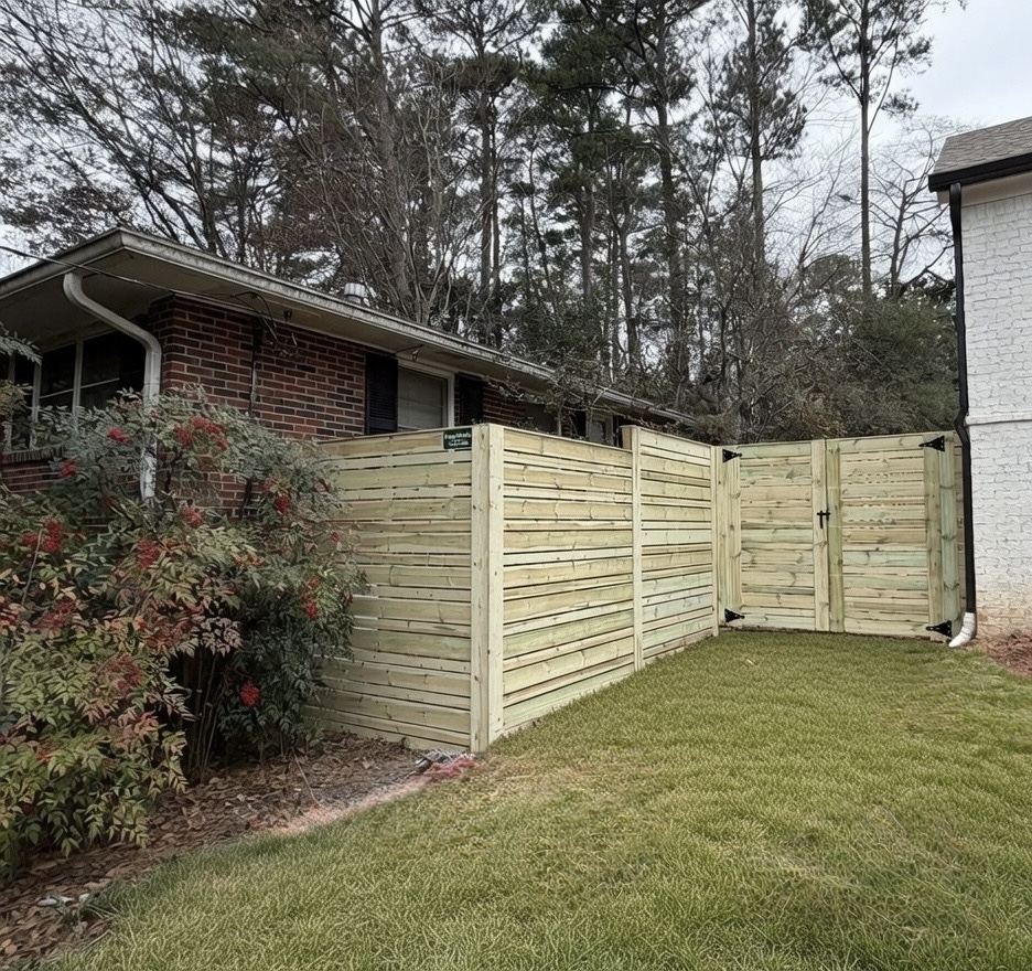Custom horizontal wood fence with alternating picket sizes