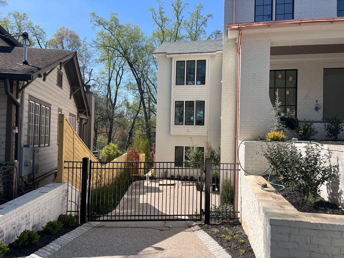 Flat top aluminum driveway gate