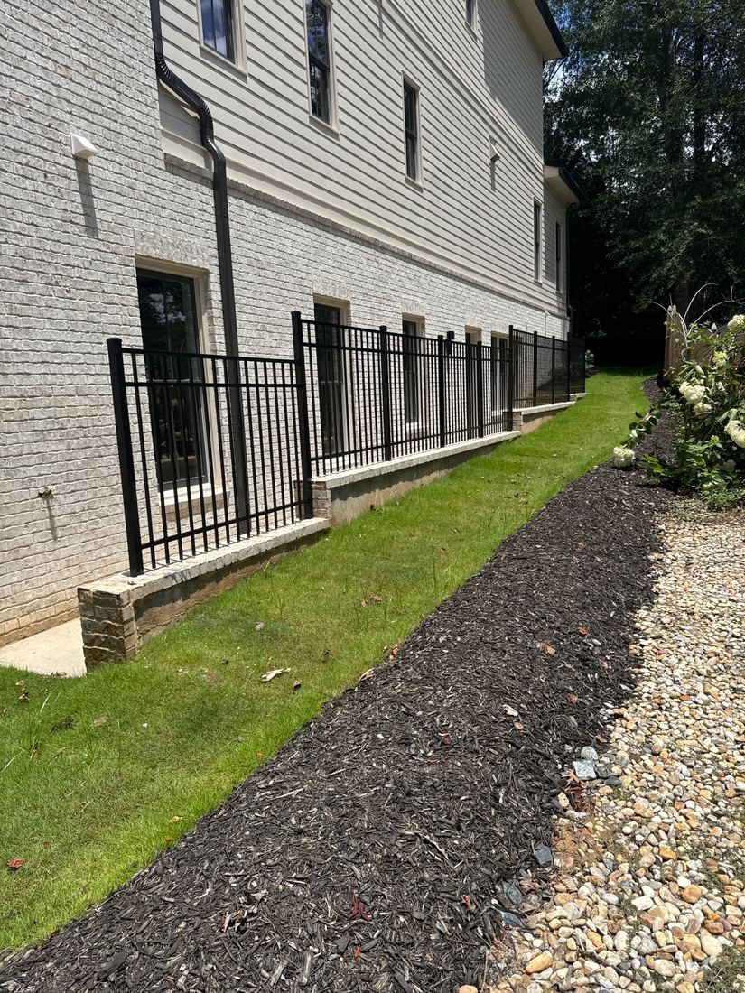 Flat-top aluminum fall-protection fence