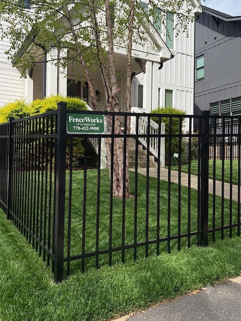 Flat-top aluminum front yard fence