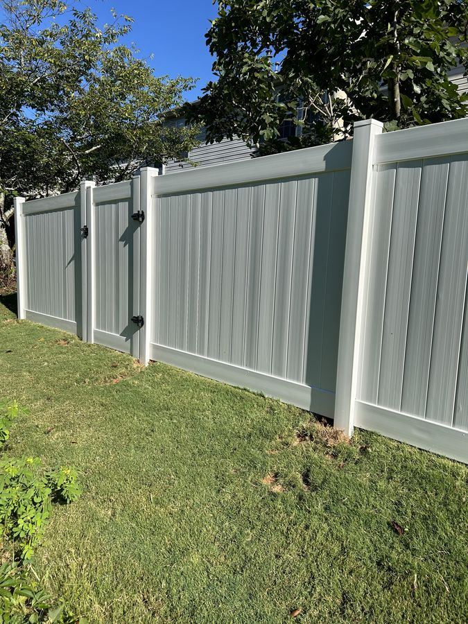 White vinyl privacy fence
