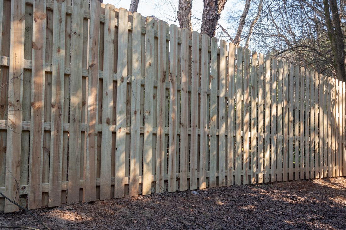 Wood shadowbox privacy fence