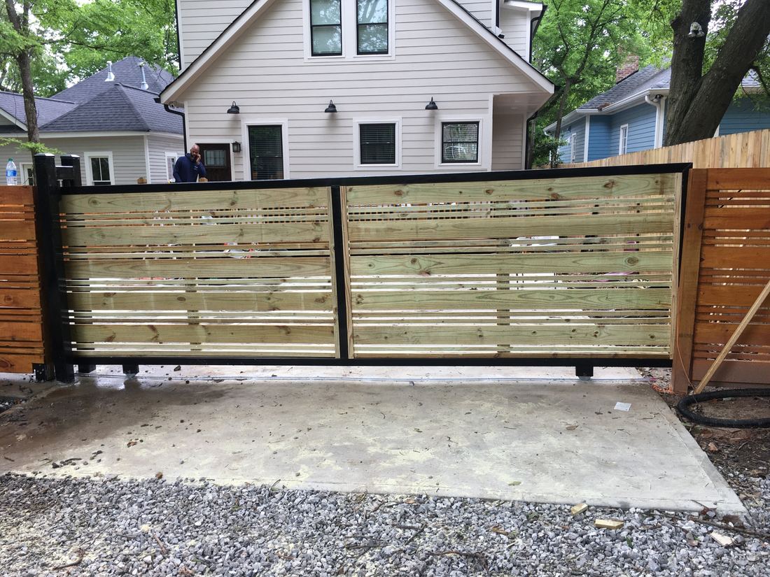 Wood V-track horizontal semi privacy gate